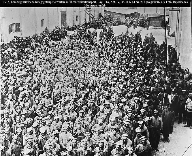 Russische Gefangene warten 1915 in Lemberg auf ihren Abtransport.