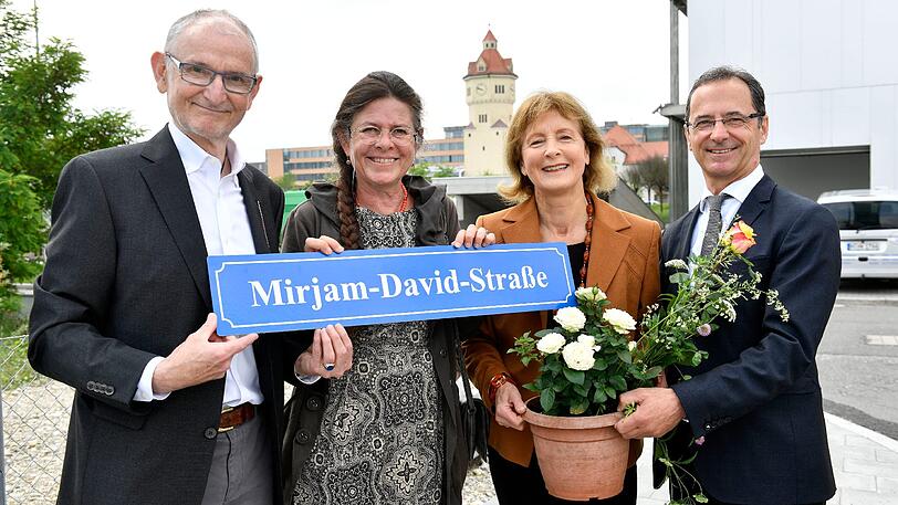Tochter Franziska kam zur Einweihung des neuen Straßenschildes.