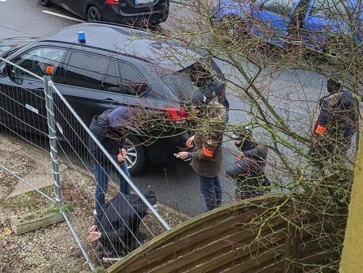 Polizisten nehmen im Mainzer Stadtteil Marienborn den terrorverdächtigen Syrer fest.
