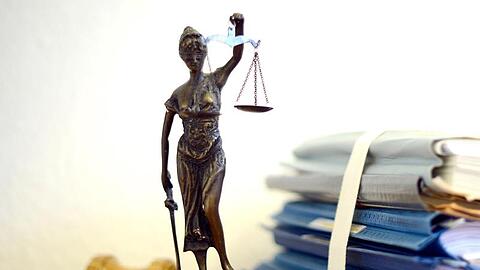 Ein Modell der Justitia steht auf einem Tisch. Foto: Volker Hartmann/dpa/Symbolbild