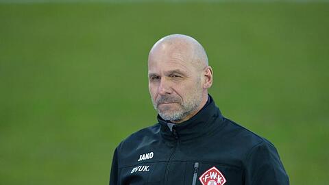 Der Würzburger Trainer Bernhard Trares.