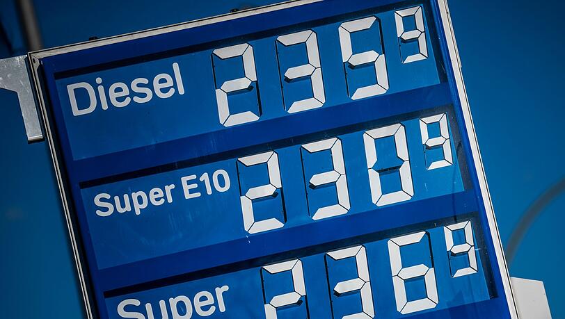 Die Spritpreise für Diesel und Benzin sind an einer Tankstelle angezeigt.