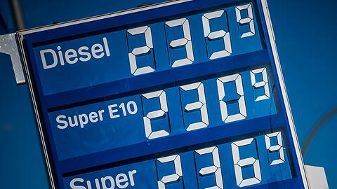 Die Spritpreise für Diesel und Benzin sind an einer Tankstelle angezeigt.