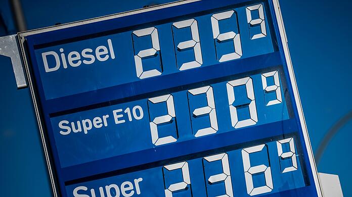 Die Spritpreise für Diesel und Benzin sind an einer Tankstelle angezeigt.