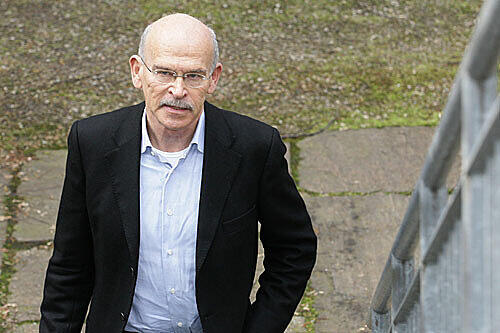 Günter Wallraff auf dem Weg ins DGB-Haus