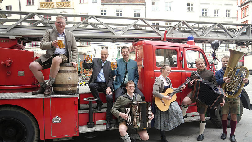 Hoch auf dem roten Wagen sitzen Wolfgang (l.) und Michael (r.) Sperger. in der Mitte: Hofbräu-Direktor Michael Möller. Hoch auf dem roten Wagen sitzen Wolfgang (l.) und Michael (r.) Sperger. in der Mitte: Hofbräu-Direktor Michael Möller.