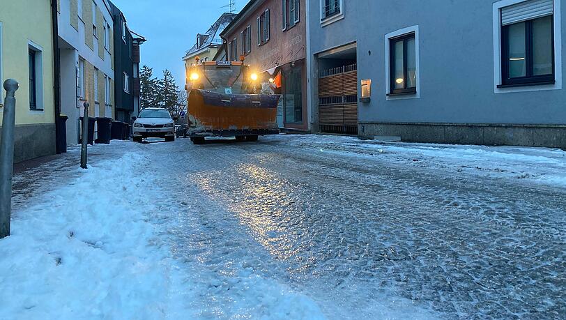 Spiegelglatte Straßen auch im Landkreis Dachau. Spiegelglatte Straßen auch im Landkreis Dachau.