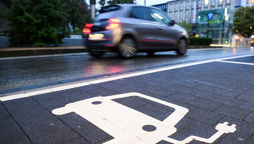 Inzwischen gibt es weltweit fast 56 Millionen Autos mit Elektroantrieb. (Archivbild)