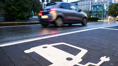 Inzwischen gibt es weltweit fast 56 Millionen Autos mit Elektroantrieb. (Archivbild)