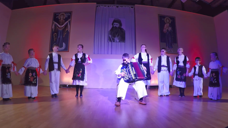 Eine Veranstaltung des Vereins KUD Soko aus dem Jahr 2018 in M&uuml;nchen. Im Hintergrund ist ein Bild des serbisch-orthodoxen Bischofs Nikolaj Velimirović zu sehen.