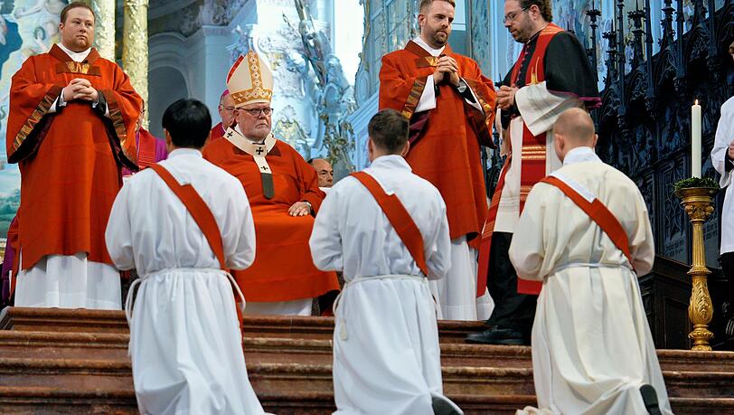 In einem feierlichen Gottesdienst spendete Marx die Weihe, die in der katholischen Kirche von hoher Bedeutung ist.