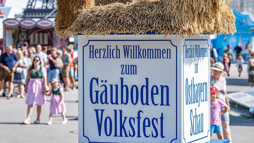 Bei einem Unfall an einem Fahrgeschäft auf dem Gäubodenvolksfest sind sechs Menschen leicht verletzt worden. (Symbolbild) Bei einem Unfall an einem Fahrgeschäft auf dem Gäubodenvolksfest sind sechs Menschen leicht verletzt worden. (Symbolbild)