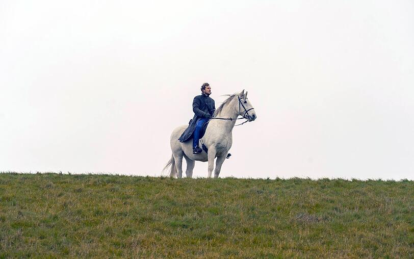 Hauke Haien (Max Hubacher), wie man ihn aus Theodor Storms Novelle kennt: als Schimmelreiter auf dem nordfriesischen Deich.