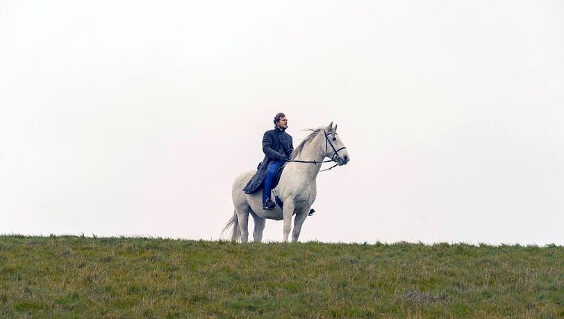 Hauke Haien (Max Hubacher), wie man ihn aus Theodor Storms Novelle kennt: als Schimmelreiter auf dem nordfriesischen Deich.