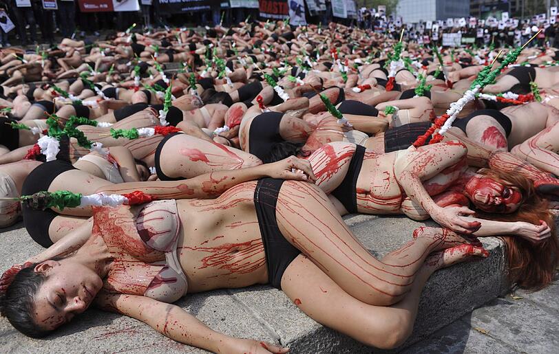 In Mexico City haben zahlreiche Tierschützer mit einer spektakulären Aktion gegen Stierkämpfe protestiert - die Bilder.