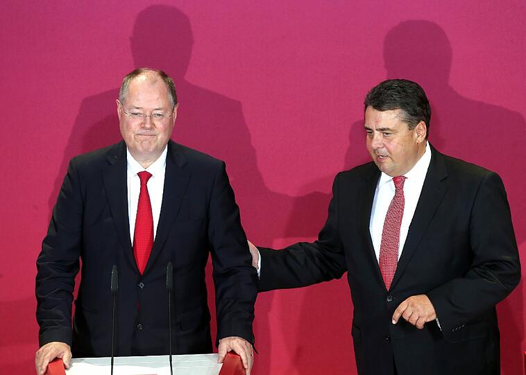 SPD-Kanzlerkandidat Peer Steinbrück (l) und  SPD-Parteivorsitzender Sigmar Gabriel am 22.09.2013 in der Parteizentrale in Berlin auf die Ergebnisse der Bundestagswahl.