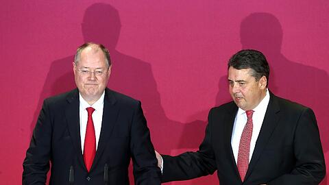 SPD-Kanzlerkandidat Peer Steinbrück (l) und  SPD-Parteivorsitzender Sigmar Gabriel am 22.09.2013 in der Parteizentrale in Berlin auf die Ergebnisse der Bundestagswahl.