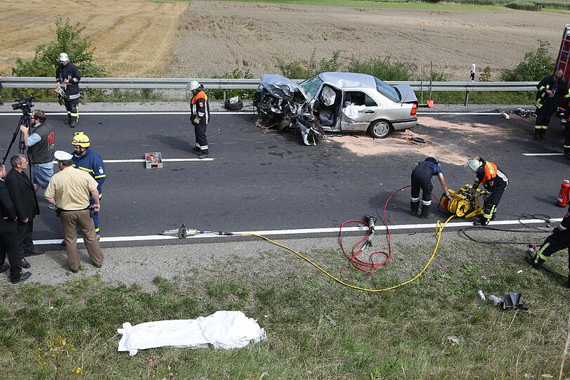 Horror-Unfall in Unterfranken: Bei dem Frontal-Crash kommen zwei Menschen ums Leben.