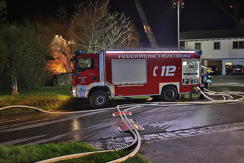 Eine komplett zerstörte Maschinenhalle und ein Großaufgebot der Feuerwehr: Die Bilder aus Baumhaum.