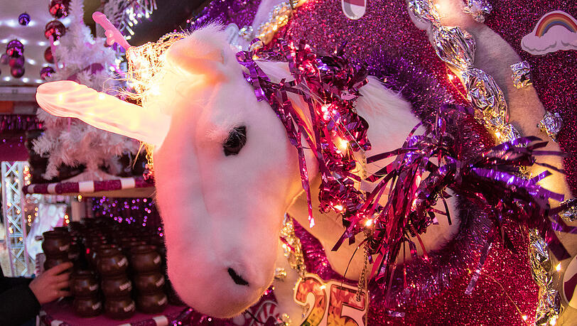 Ein erotisch dekoriertes Einhorn schmückt einen Glühweinstand auf dem "Santa Pauli Weihnachtsmarkt" Ein erotisch dekoriertes Einhorn schmückt einen Glühweinstand auf dem "Santa Pauli Weihnachtsmarkt"