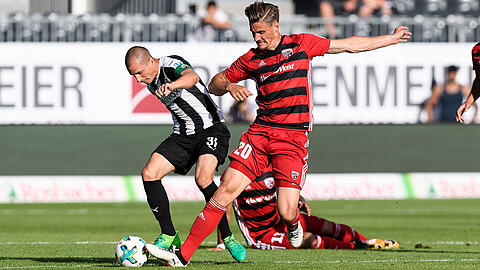 Stefan Kulovits (Sandhausen) im Zweikampf mit Stefan Kutschke (Ingolstadt).