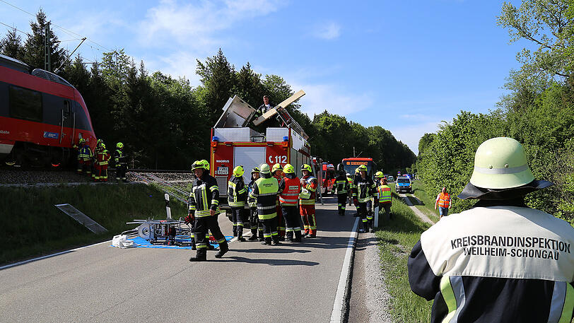 Es passiert immer wieder: An Bahnübergängen ohne Schranken werden Autos von Zügen erfasst. Am Montag hatte ein solcher Unfall am Starnberger See schreckliche Folgen.