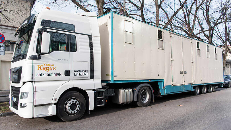 Der Lastwagen, mit dem der Circus Krone am Vortag zwei Elefantenkühe aus Spanien zurück nach München geholt hatte, steht geparkt an einer Straße vor dem Zirkusgelände. Der Lastwagen, mit dem der Circus Krone am Vortag zwei Elefantenkühe aus Spanien zurück nach München geholt hatte, steht geparkt an einer Straße vor dem Zirkusgelände.