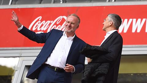 Karl-Heinz Rummenigge (l), Vorstandsvorsitzender der FCB AG, und Bayern-Präsident Herbert Hainer, haben sich nach dem Tripple-Triumph auch bei den Fans bedankt. (Archivbild)