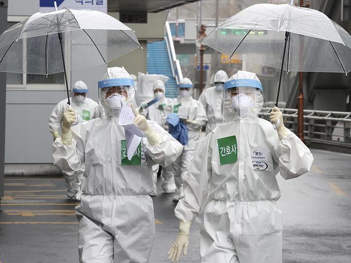 Mediziner kommen zu ihrer Schicht im Dongsan-Krankenhaus.