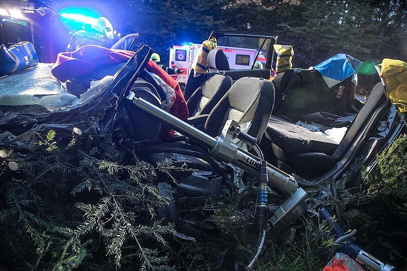 Bei dem missglückten Überholmanöver prallte ein VW Transporter frontal in einen Skoda, beide Fahrer wurden schwer verletzt.