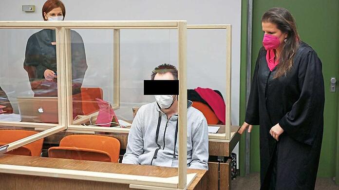 Vor Prozessbeginn: Der Beschuldigte mit seinen beiden Anwältinnen.
