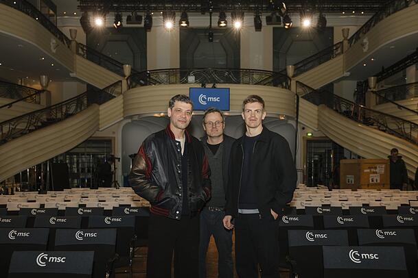 Von links: Carlo Ljubek (Rolle: Nikola Buvak), Ferdinand Hofer (Rolle: Kalli Hammermann) und Regisseur Lancelot von Naso und bei den Dreharbeiten w&auml;hrend der M&uuml;nchner Sicherheitskonferrenz.