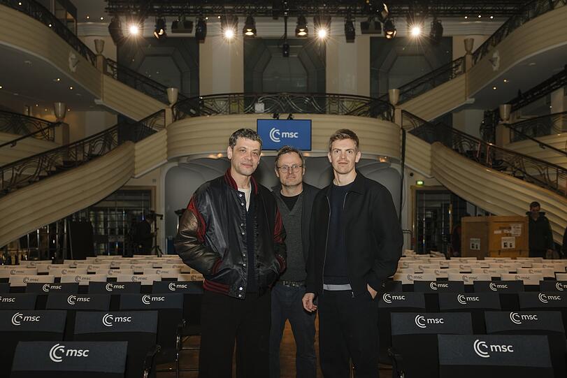 Von links: Carlo Ljubek (Rolle: Nikola Buvak), Ferdinand Hofer (Rolle: Kalli Hammermann) und Regisseur Lancelot von Naso und bei den Dreharbeiten w&auml;hrend der M&uuml;nchner Sicherheitskonferrenz.