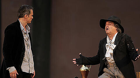Helmut Markwort (r.) spielt den Tod im "Jedermann"