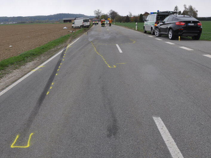 Am Mittwochnachmittag ereignete sich zwischen Erharting und Winhöring ein tödlicher Verkehrsunfall. Ein Radfahrer wurde von einem Kastenwagen frontal erfasst und stirbt noch an der Unfallstelle.