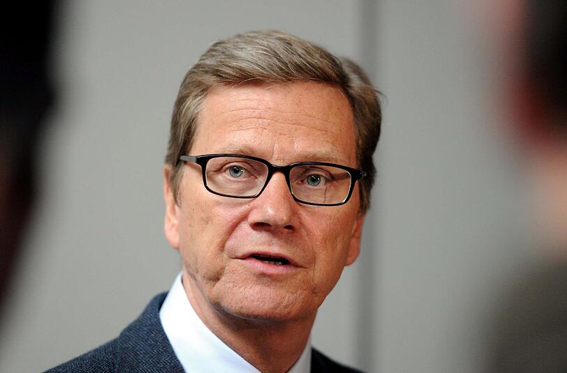 Guido Westerwelle (FDP). Laut dem Ex-Außenminister hat Angela Merkel Mitschuld, dass Homo-Paare noch nicht die gleichen Rechte haben wie heterosexuelle Paare.