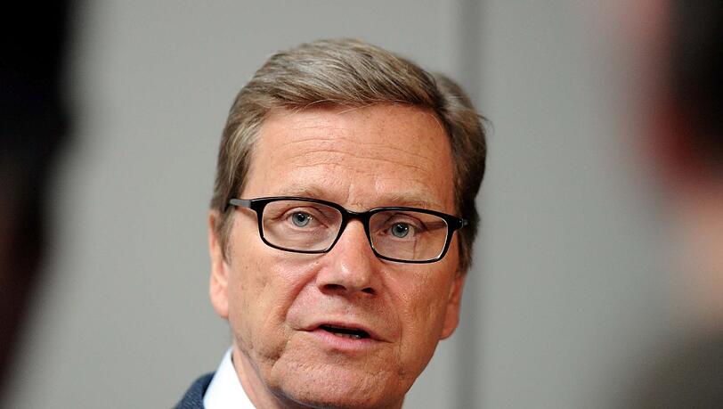 Guido Westerwelle (FDP). Laut dem Ex-Außenminister hat Angela Merkel Mitschuld, dass Homo-Paare noch nicht die gleichen Rechte haben wie heterosexuelle Paare. Guido Westerwelle (FDP). Laut dem Ex-Außenminister hat Angela Merkel Mitschuld, dass Homo-Paare noch nicht die gleichen Rechte haben wie heterosexuelle Paare.