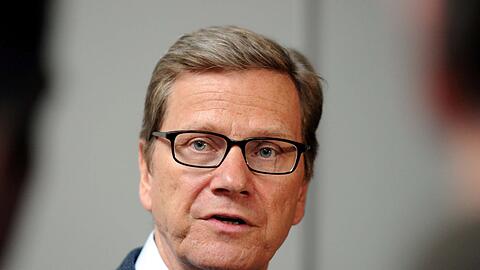 Guido Westerwelle (FDP). Laut dem Ex-Außenminister hat Angela Merkel Mitschuld, dass Homo-Paare noch nicht die gleichen Rechte haben wie heterosexuelle Paare.