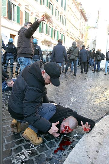 Schwere Ausschreitungen in Rom: Beim Spiel Feyenoord Rotterdam gegen AS Rom drehen Hooligans durch und verwüsten den Bereich um die antike spanische Treppe. Die Bilder...