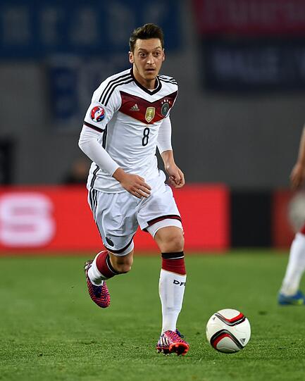 Mesut Özil, Note 3
Agil, willig und auch effektiv: Sein Steilpass auf Müller leitete das 2:0 ein.
