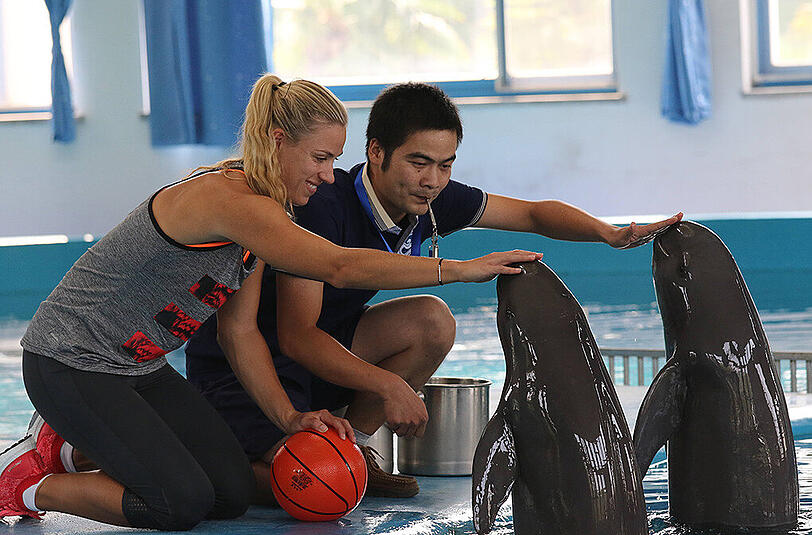 Angelique Kerber beim Besuch des Dolphin Research Center im chinesischen Wuhan.