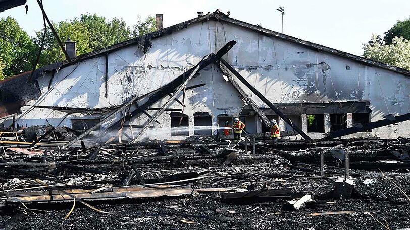 Bilder vom Dienstag, als die Feuerwehr zu Nachlöscharbeiten anrücken musste. Am Sonntag ist die Tennishalle komplett abgebrannt.