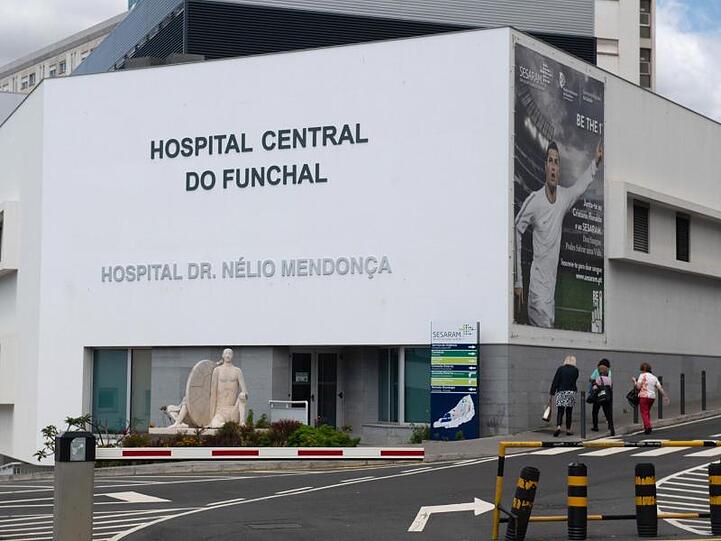 Im Krankenhaus "Hospital Central do Funchal" werden Opfer des Busunglücks behandelt.
