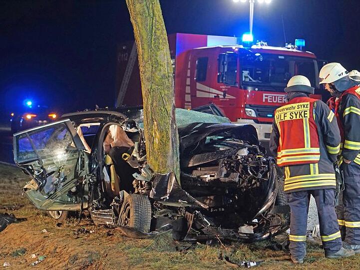 Rettungskräfte am Unfallort in Syke bei Bremen.