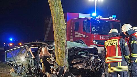 Rettungskräfte am Unfallort in Syke bei Bremen.