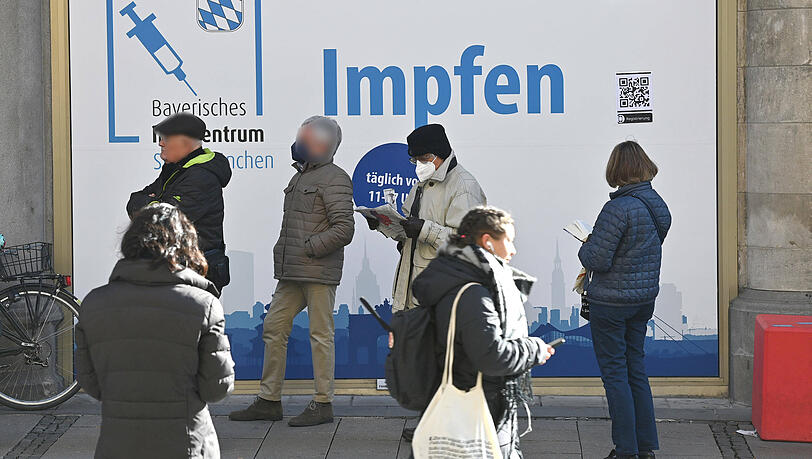 Menschen stehen am Dienstag vor der Impfstation am Marienplatz Schlange. Menschen stehen am Dienstag vor der Impfstation am Marienplatz Schlange.
