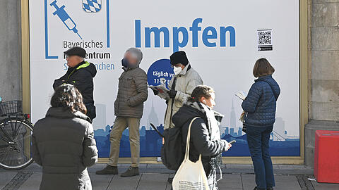 Menschen stehen vor der Impfstation am Marienplatz Schlange. (Archivbild)