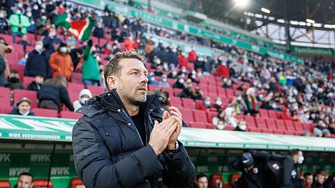 Trainer Markus Weinzierl von Augsburg applaudiert.