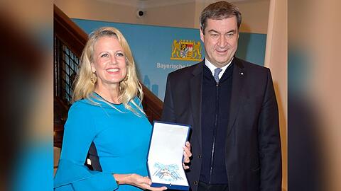 Barbara Schöneberger empfing den Bayerischen Verdienstorden in Berlin von Bayerns Ministerpräsident Markus Söder.