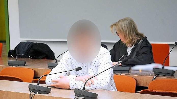 Der Angeklagte mit einer Anwältin.